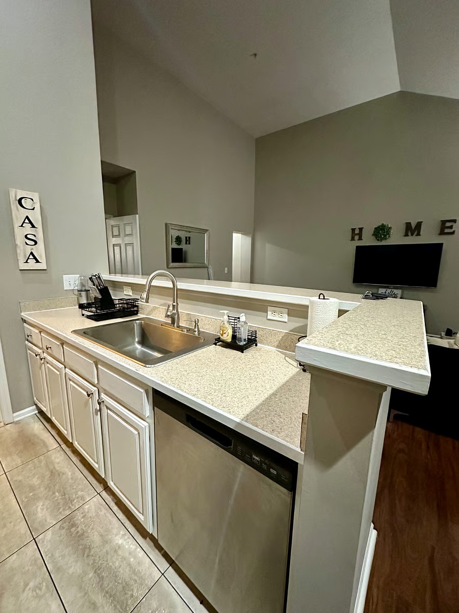 Luxury Top Floor Condo_474617_1_55544017-full